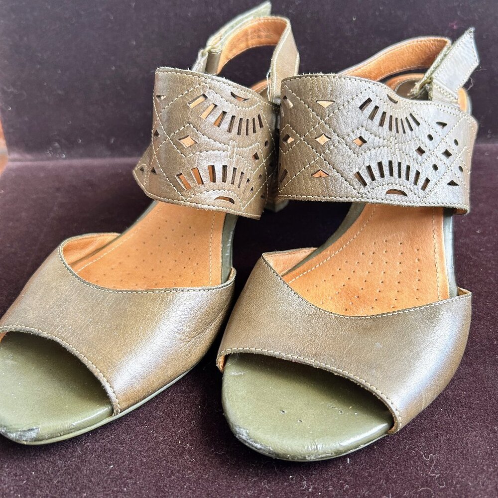 CLARKS Artisan Women's Heeled Sandal Sze 9.5M Sage Leather Perforated Slingback